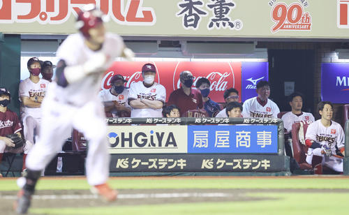楽天対ロッテ　8回裏楽天2死一塁、二ゴロに倒れる島内（手前）の打球を渋い表情で見つめる石井GM兼監督（右から8人目）らナイン（撮影・垰建太）