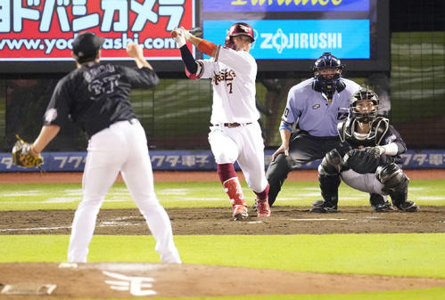 楽天対ロッテ　9回裏楽天無死一塁、左中間に適時二塁打を放つ鈴木大。投手小野（撮影・鈴木みどり）