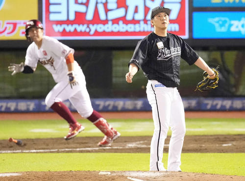 楽天対ロッテ　9回裏楽天無死一塁、鈴木大に適時二塁打を浴びる小野（撮影・鈴木みどり）