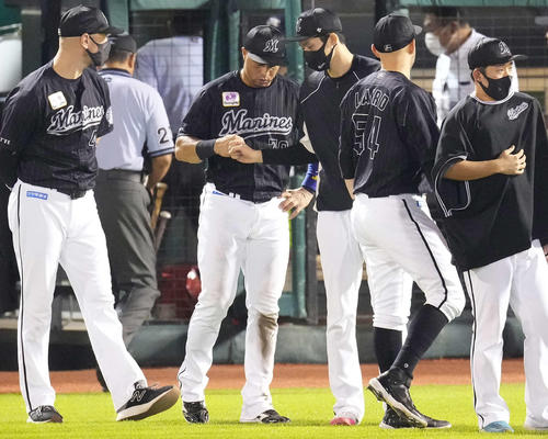 楽天対ロッテ　勝利投手のロッテ佐々木朗（中央右）はマーティン（同左）とグータッチ（撮影・鈴木みどり）