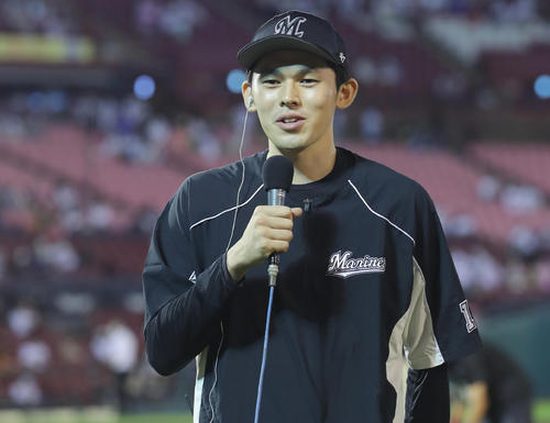 楽天対ロッテ　楽天生命パークで2勝目を挙げ笑顔でインタビューに応じるロッテ佐々木朗（撮影・垰建太）