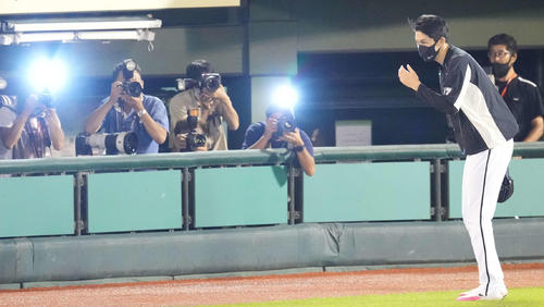 楽天対ロッテ　勝利投手のロッテ佐々木朗はファンの声援に応える（撮影・鈴木みどり）