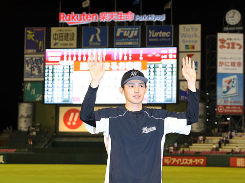 楽天対ロッテ　楽天生命パークで2勝目を挙げスタンドに手を振るロッテ佐々木朗（撮影・垰建太）