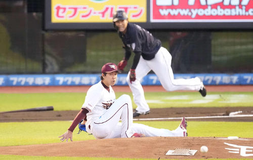 楽天対ロッテ　1回表ロッテ無死、藤原（後方）の中前打の打球を捕球できずに尻もちをつく岸（撮影・鈴木みどり）