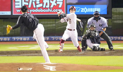 楽天対ロッテ　1回表裏楽天2死一、二塁、空振り三振に倒れる岡島。投手佐々木朗（撮影・鈴木みどり）