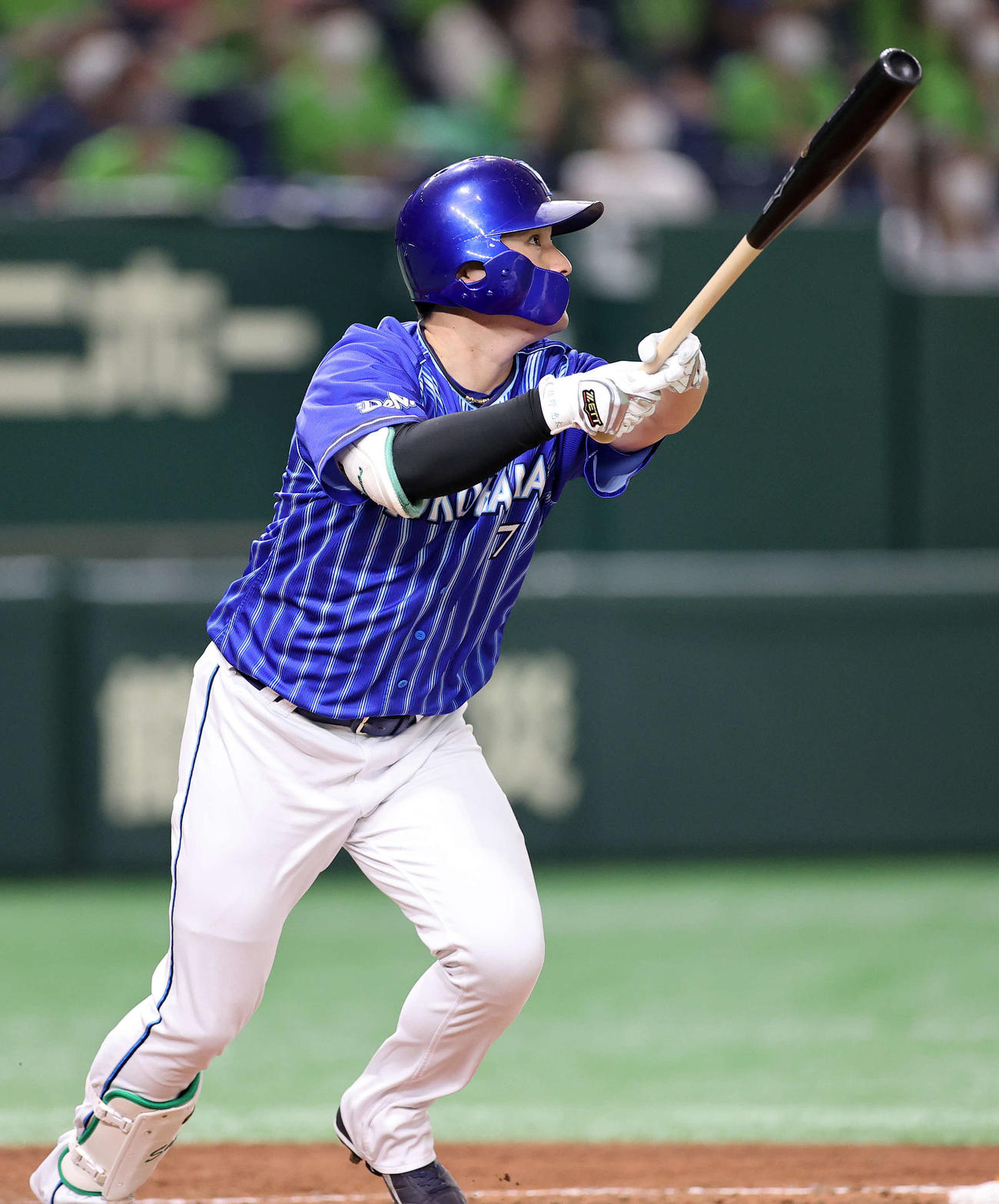ヤクルト対DeNA 7回表DeNA無死、佐野は右越え本塁打を放つ（撮影・鈴木正人）