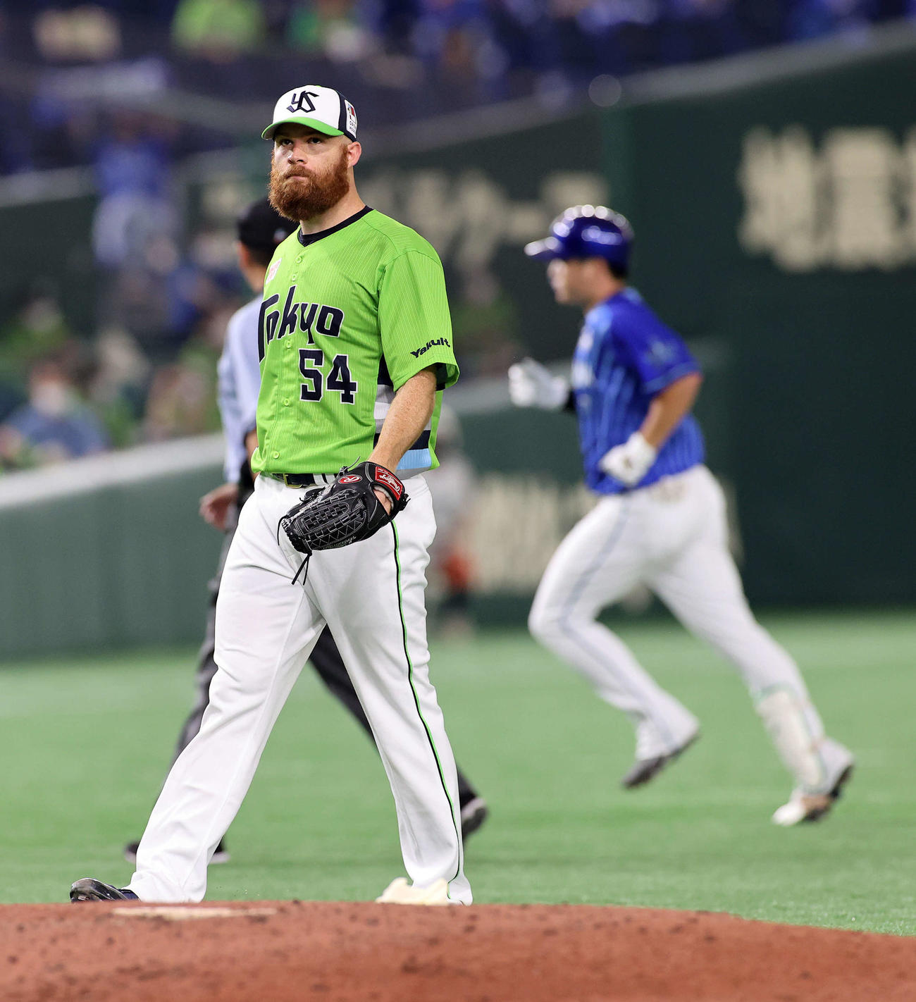 ヤクルト対DeNA 7回表DeNA無死、佐野（右）に右越え本塁打を放たれ悔しそうな表情を見せるヤクルトサイスニード（撮影・鈴木正人）