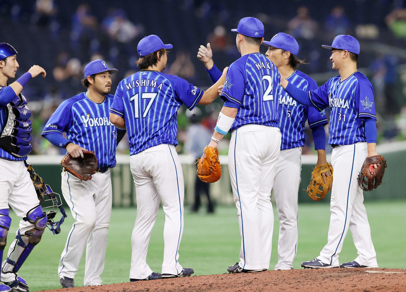 ヤクルト対DeNA　試合後、マウンドに集まるDeNAの選手たち（撮影・鈴木正人）