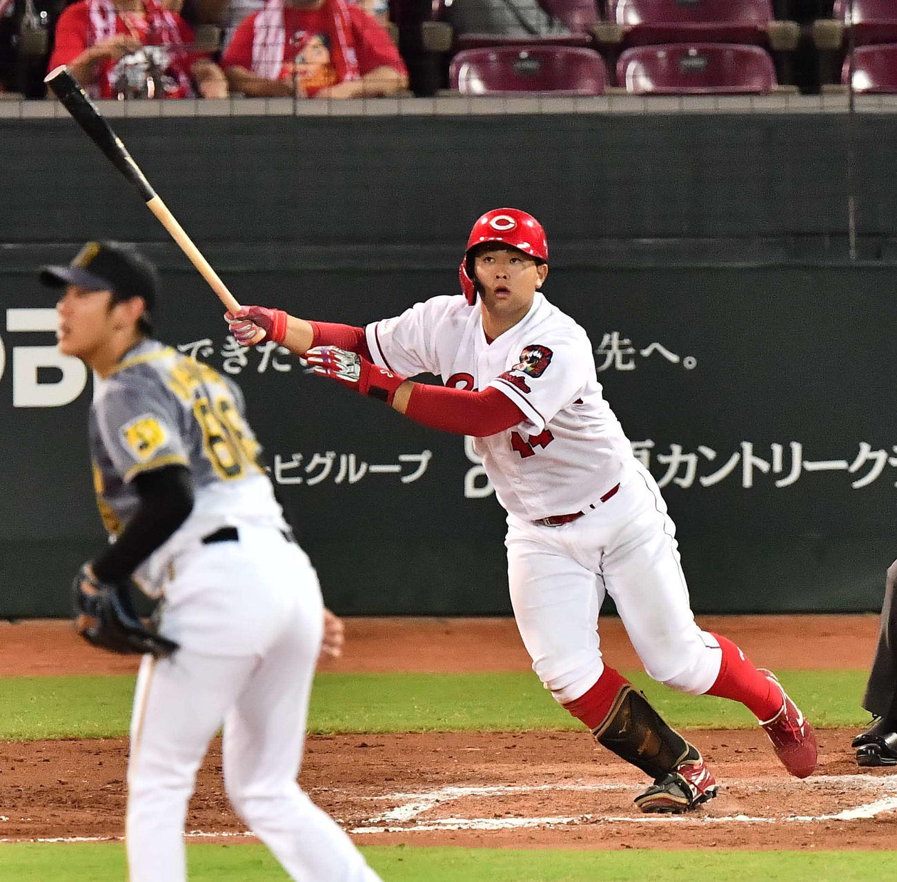 広島対阪神　6回裏広島1死一塁、右中間へ2点本塁打を放つ林（撮影・上田博志）