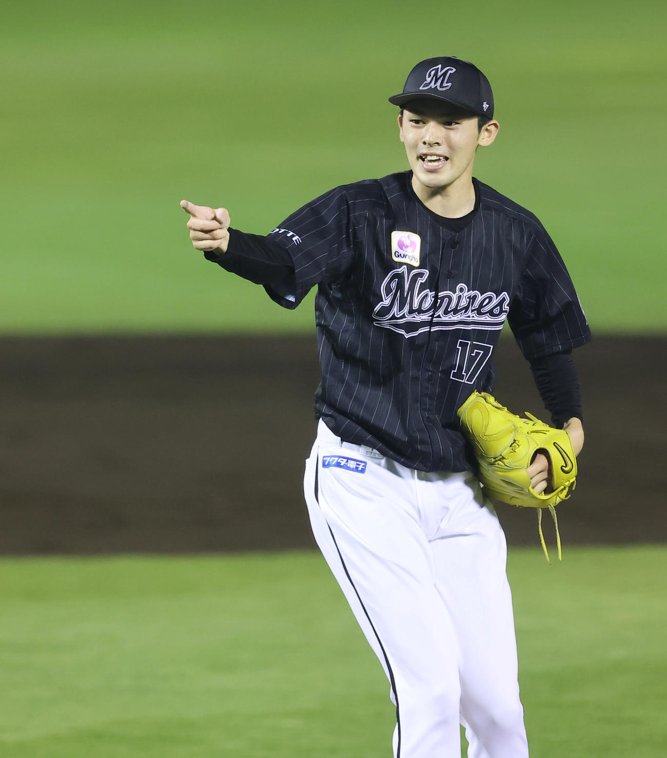楽天対ロッテ　2回裏楽天2死一、三塁、小深田のスイングをアピールする佐々木朗（撮影・垰建太）