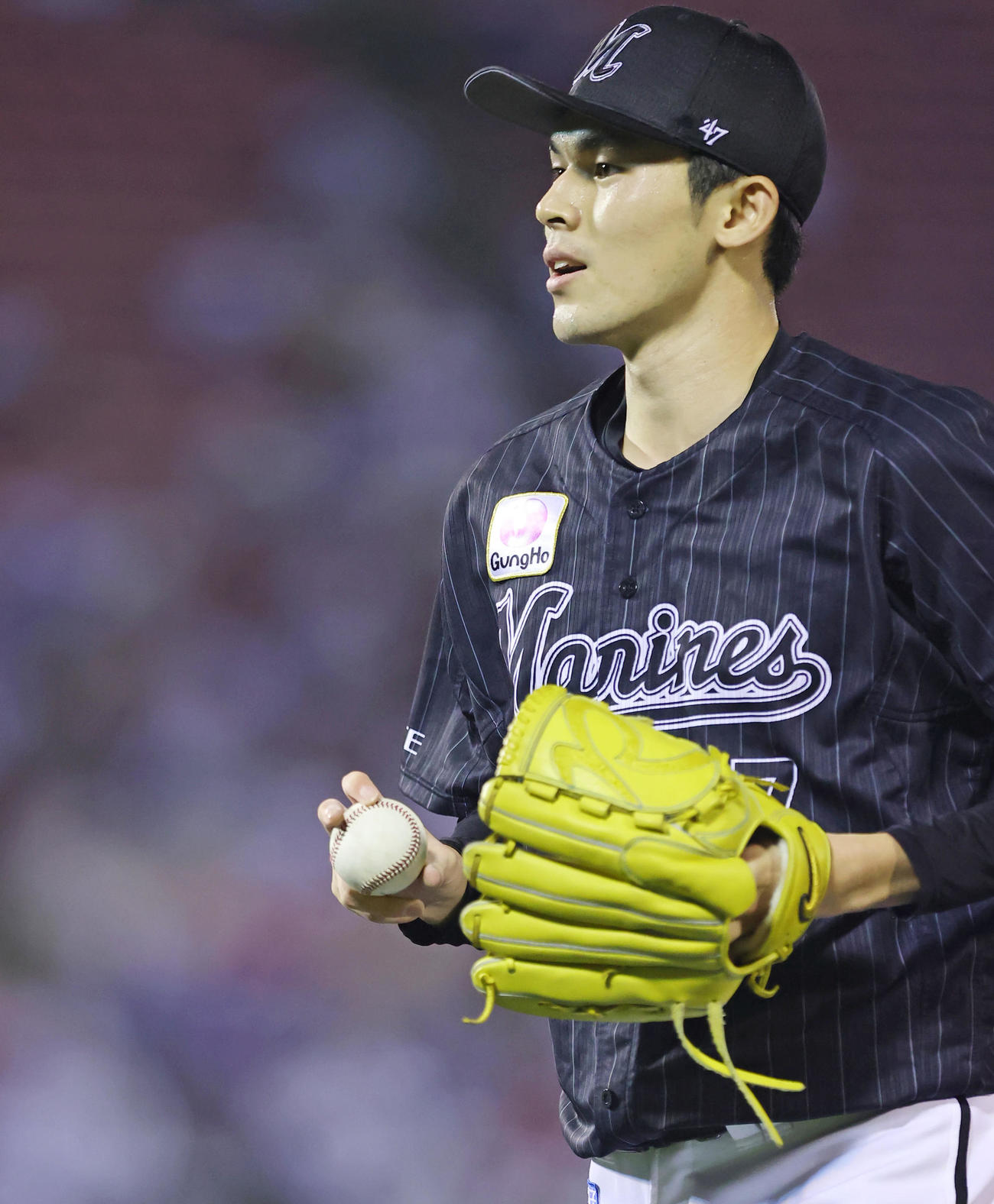 楽天対ロッテ　5回裏楽天の攻撃を無失点に抑え勝利投手の権利を得たロッテ先発の佐々木朗は笑顔を見せる（撮影・垰建太）