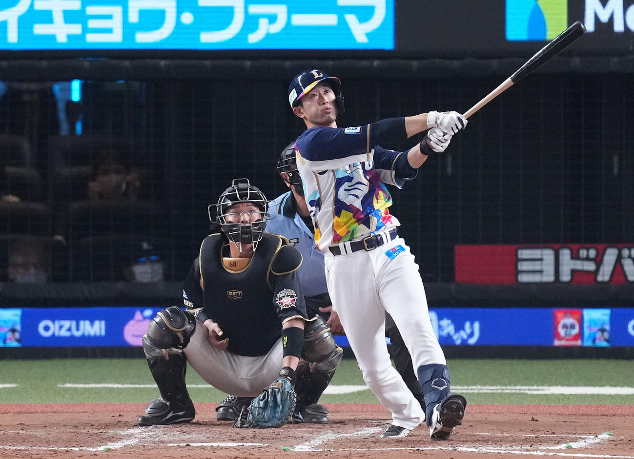 西武対日本ハム　7回裏西武無死一塁、左越え2点本塁打を放つ外崎（撮影・横山健太）