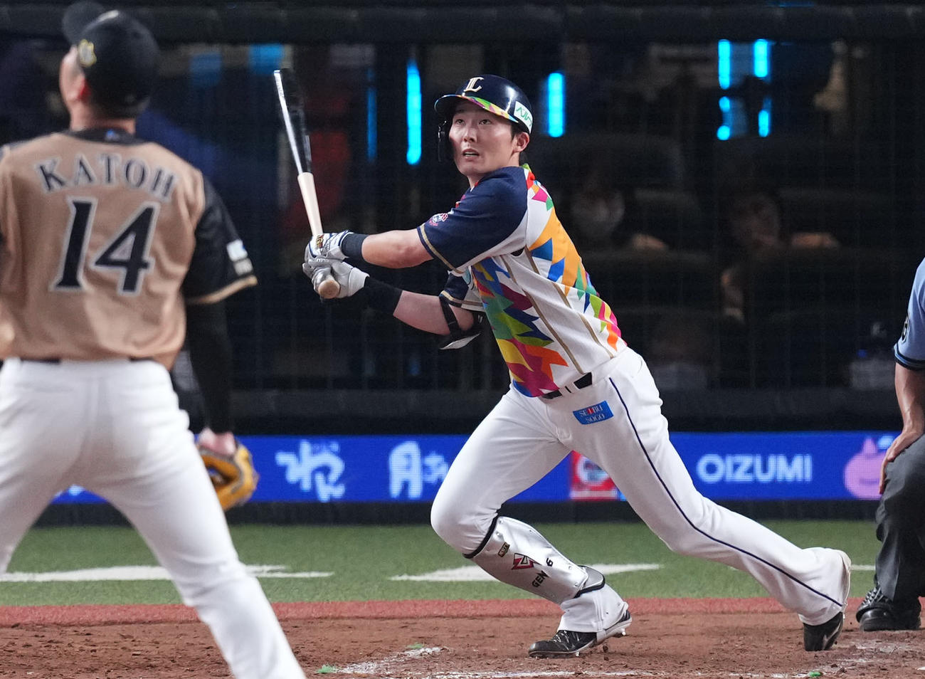 西武対日本ハム　5回裏西武無死一塁、右越え2点本塁打を放つ源田（撮影・横山健太）