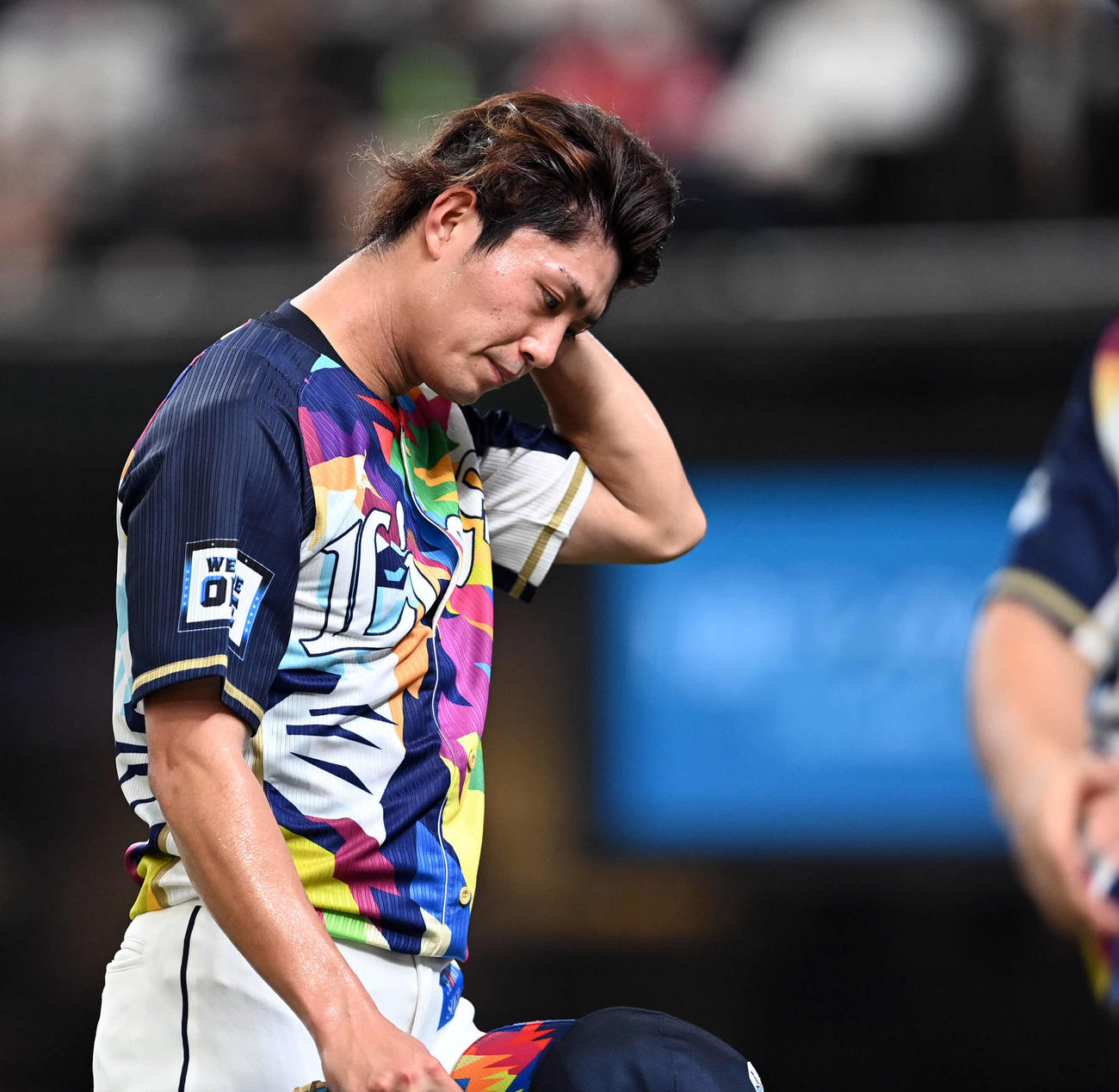 西武対日本ハム　初回に4失点し、うつむきながらベンチに戻る西武今井（撮影・たえ見朱実）
