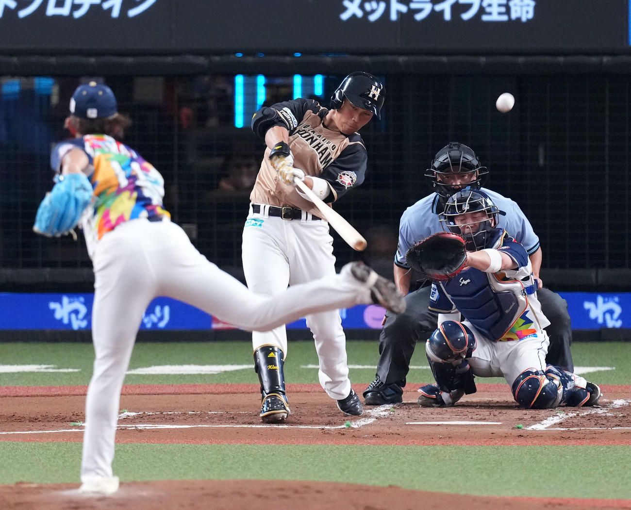 西武対日本ハム　1回表日本ハム無死満塁、左翼線へ2点適時二塁打を放つ王（撮影・横山健太）