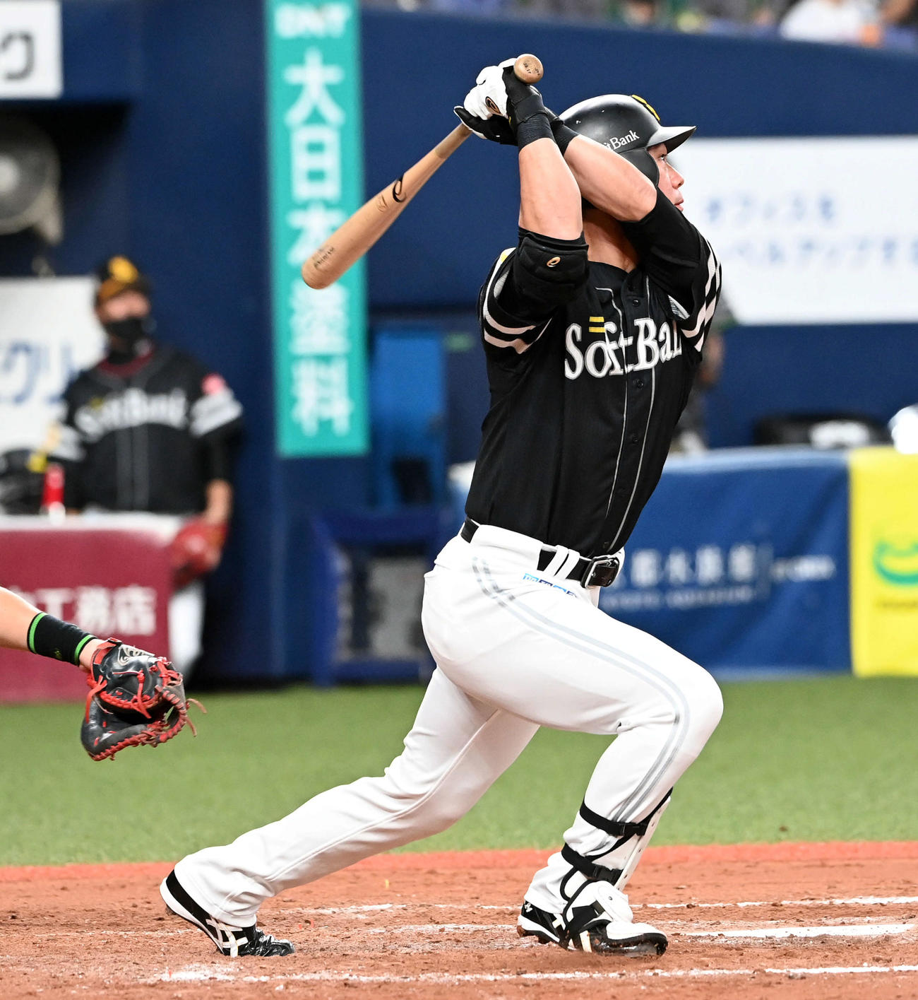 オリックス対ソフトバンク　8回表ソフトバンク1死三塁、左犠飛を放つ代打長谷川（撮影・前岡正明）