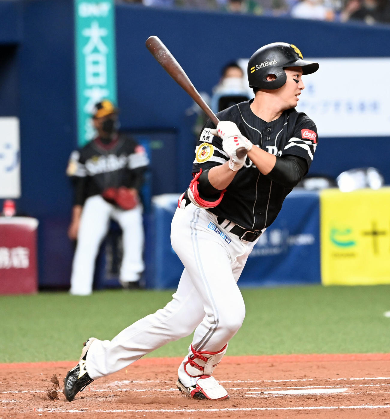 オリックス対ソフトバンク　3回表ソフトバンク2死一、二塁、栗原は先制の中適時打を放つ（撮影・前岡正明）