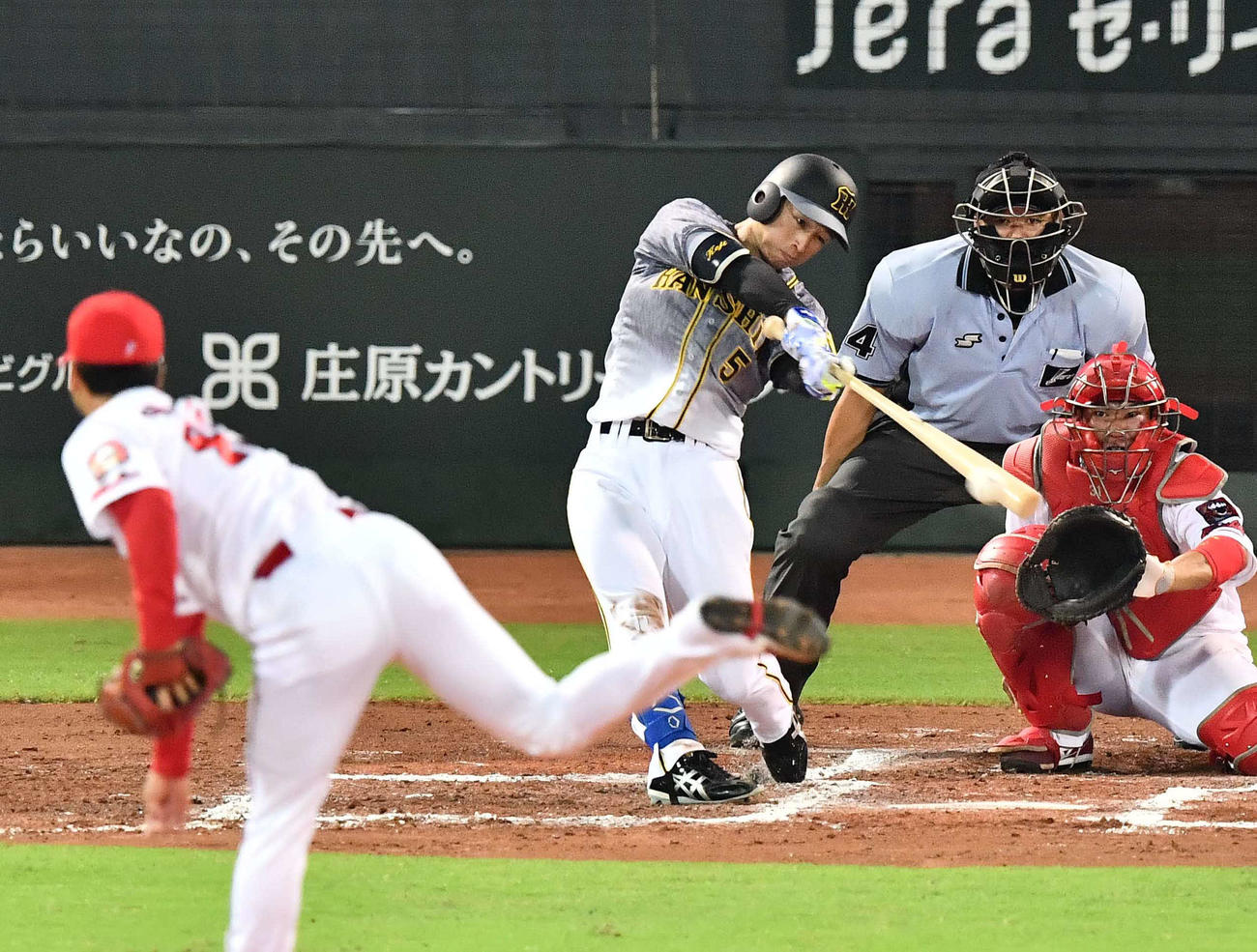 広島対阪神　7回表阪神2死、右前安打を放つ近本（撮影・上田博志）