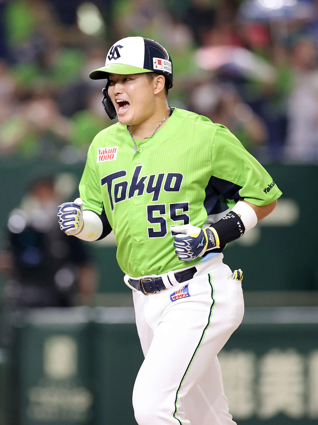 ヤクルト対DeNA 1回裏ヤクルト2死二塁、村上は左越え本塁打を放ち雄たけびを上げる（撮影・鈴木正人）