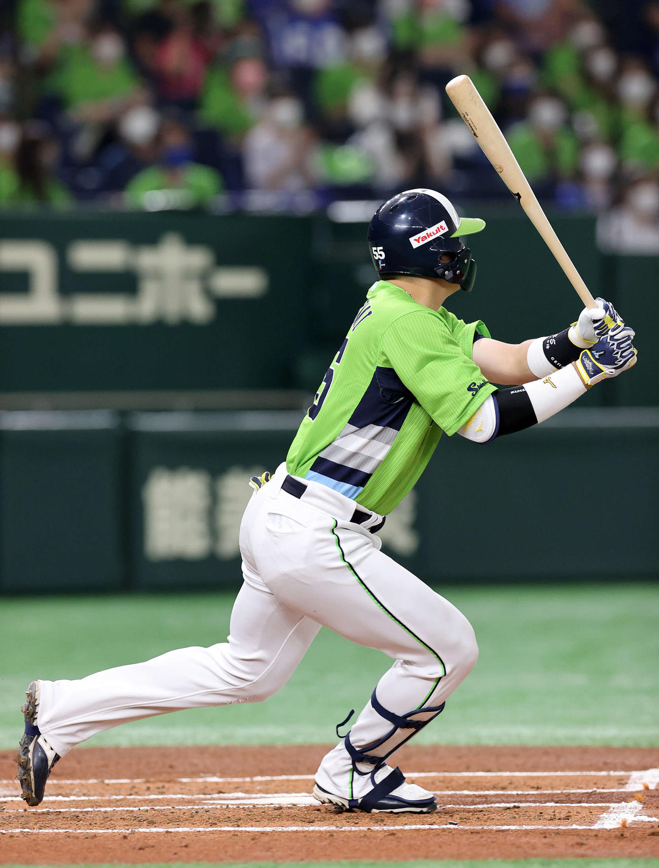 ヤクルト対DeNA 1回裏ヤクルト2死二塁、村上は左越え本塁打を放つ（撮影・鈴木正人）