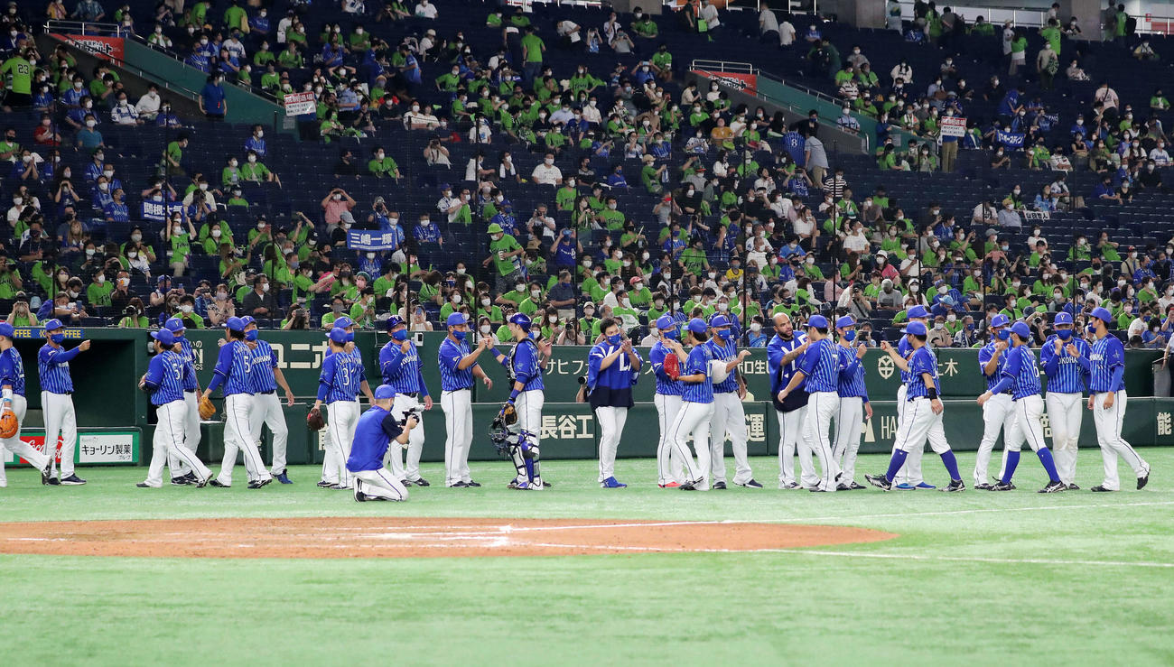 ヤクルト対DeNA　試合後、引き揚げるDeNAの選手たち（撮影・鈴木正人）