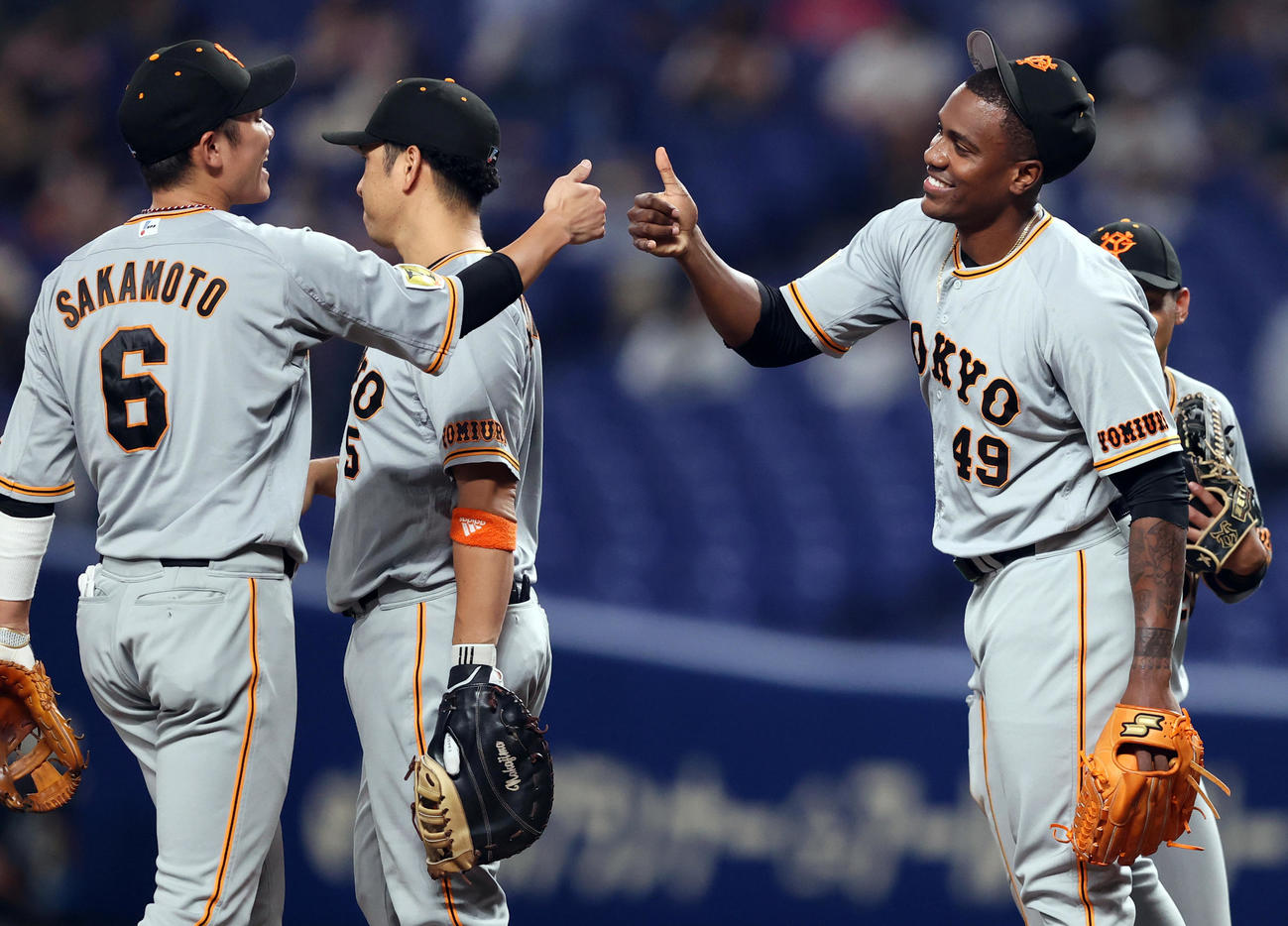中日対巨人　試合後、球団新記録の30試合連続無失点を達成し、坂本（左）から祝福されるビエイラ（撮影・狩俣裕三）