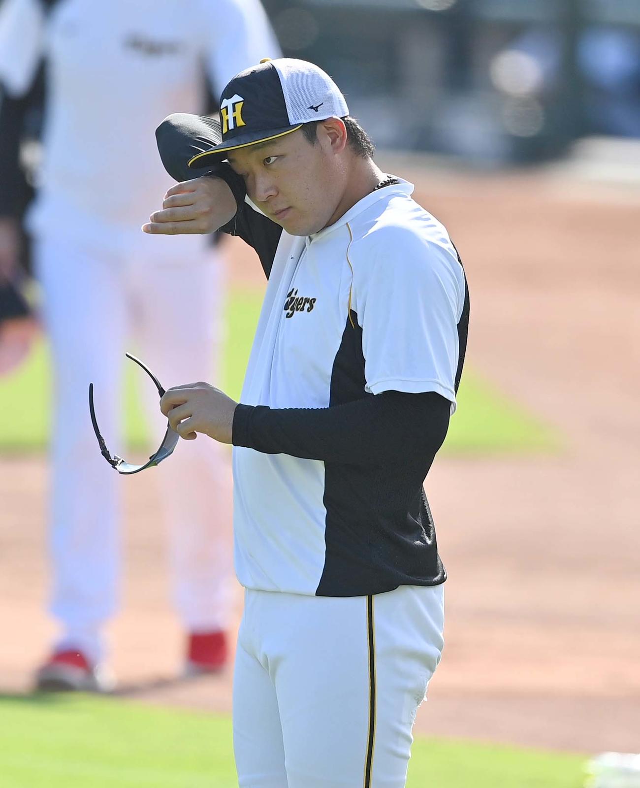 外野で汗をぬぐう大山（撮影・上田博志）