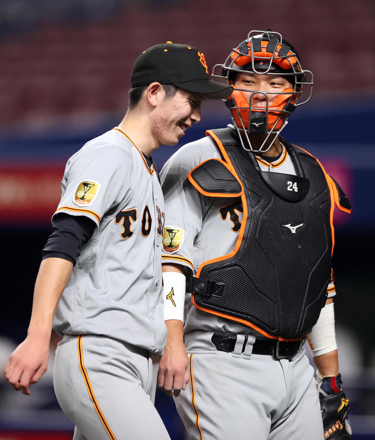 中日対巨人　7回裏を終え、笑顔で引き揚げる戸郷（左）と大城（撮影・狩俣裕三）