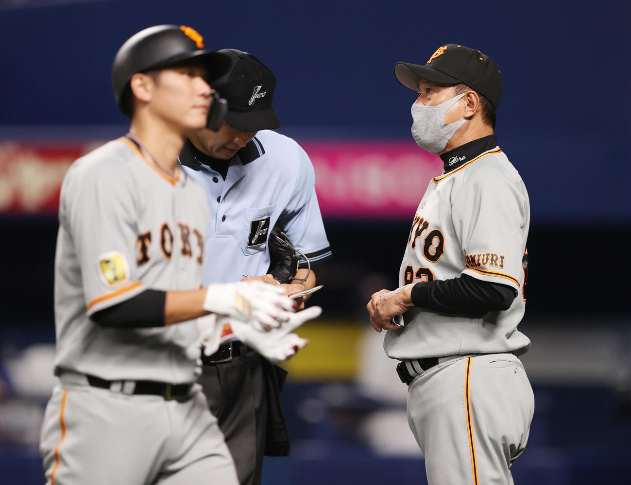 中日対巨人　9回表を終え、選手の交代を告げる原監督（右）。手前は遊ゴロに打ち取られた坂本（撮影・狩俣裕三）