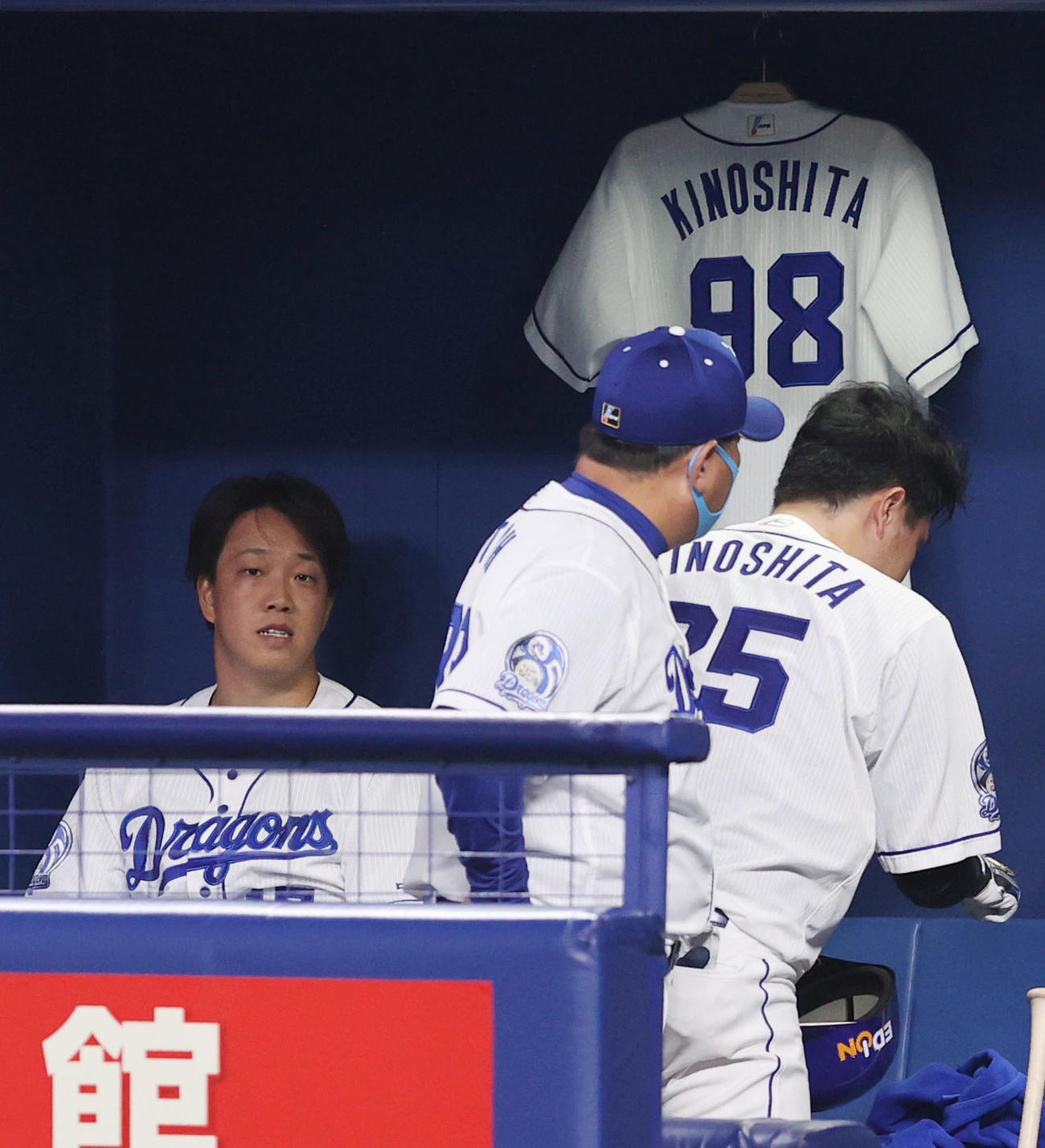 中日対巨人　6回表を終え、ベンチで悔しい表情を見せる柳（左）（撮影・狩俣裕三）