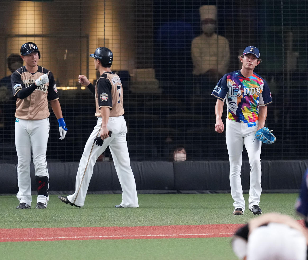 西武対日本ハム　1回表日本ハム無死満塁、王に左翼線への2点適時二塁打を浴び肩を落とす今井（右）（撮影・横山健太）