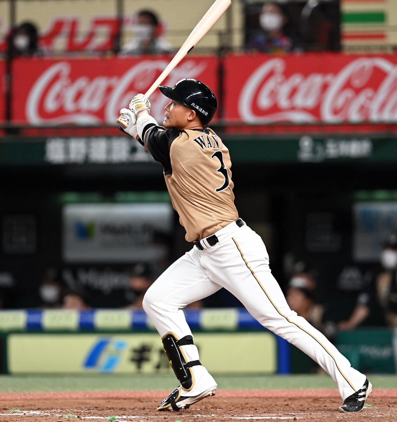 西武対日本ハム　3回表日本ハム1死、右越えに7号ソロ本塁打を放つ王柏融（撮影・たえ見朱実）