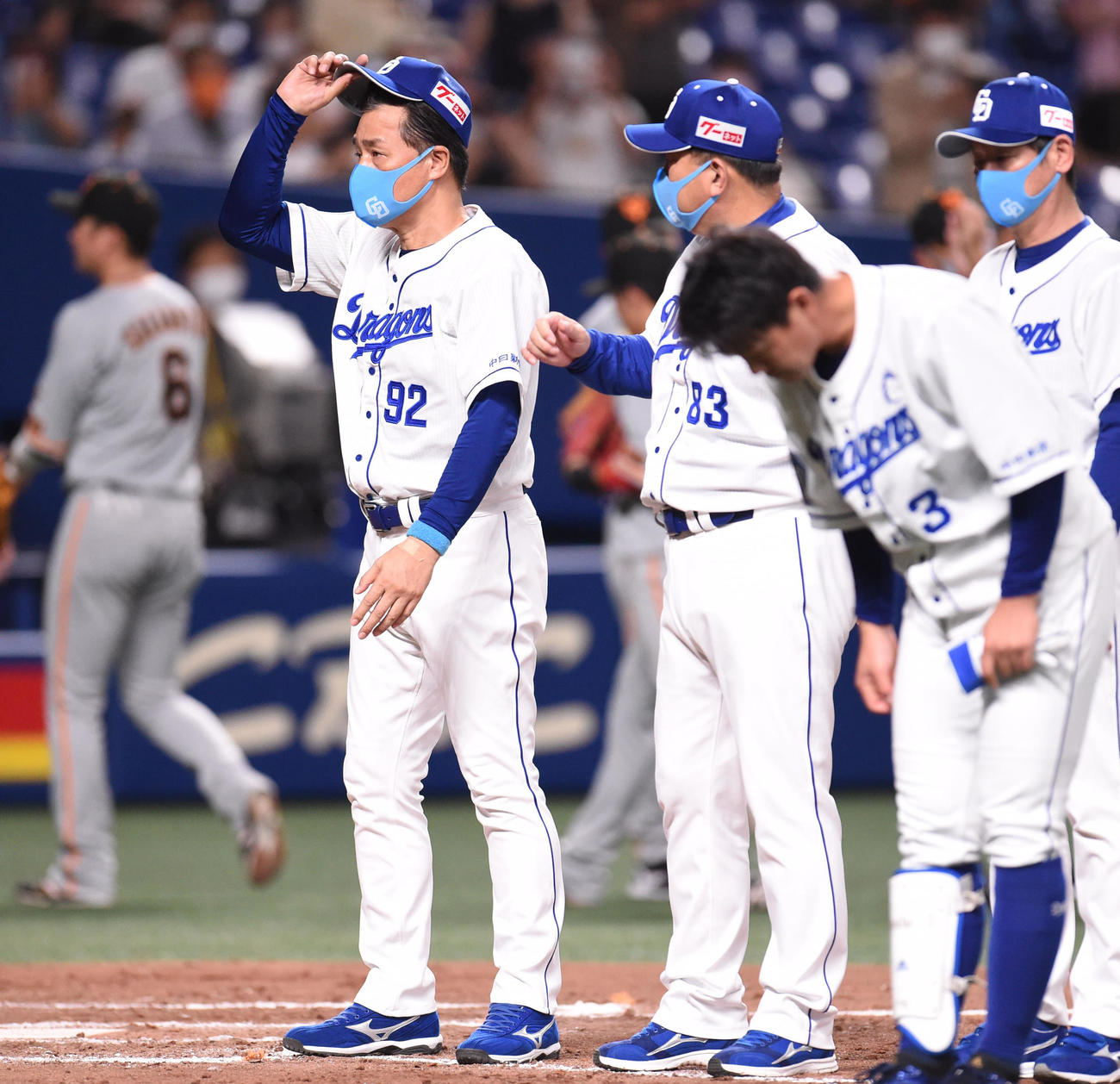 中日対巨人　試合終了、スタンドの観客に一礼する与田監督（撮影・森本幸一）