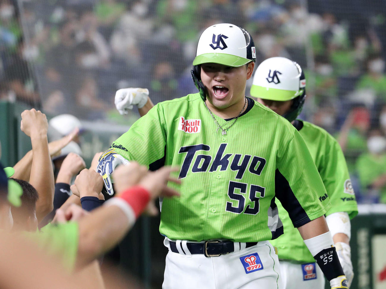 ヤクルト対DeNA 1回裏ヤクルト2死二塁、村上は左越え本塁打を放ちベンチ前で喜ぶ（撮影・鈴木正人）