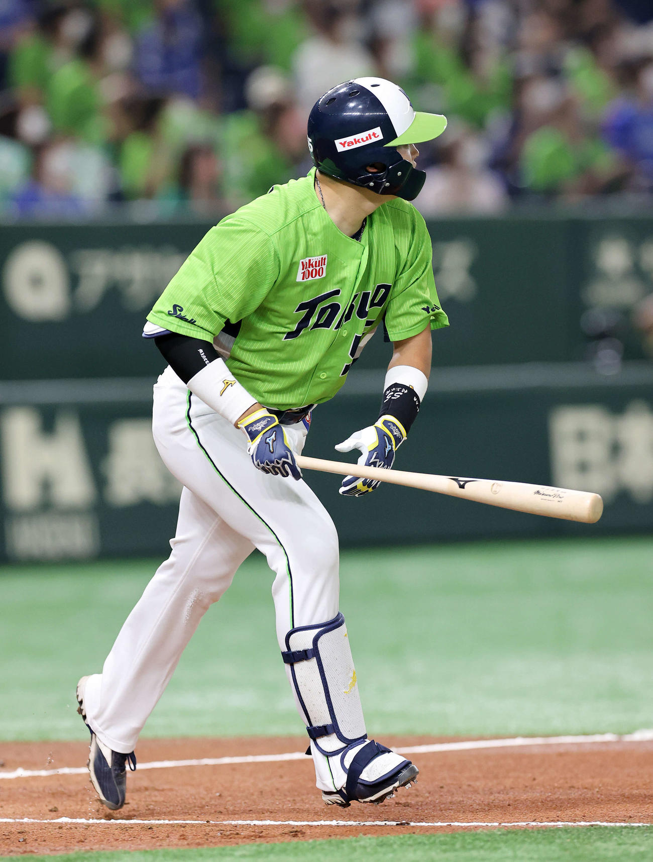 ヤクルト対DeNA 1回裏ヤクルト2死二塁、村上は左越え本塁打を放つ（撮影・鈴木正人）