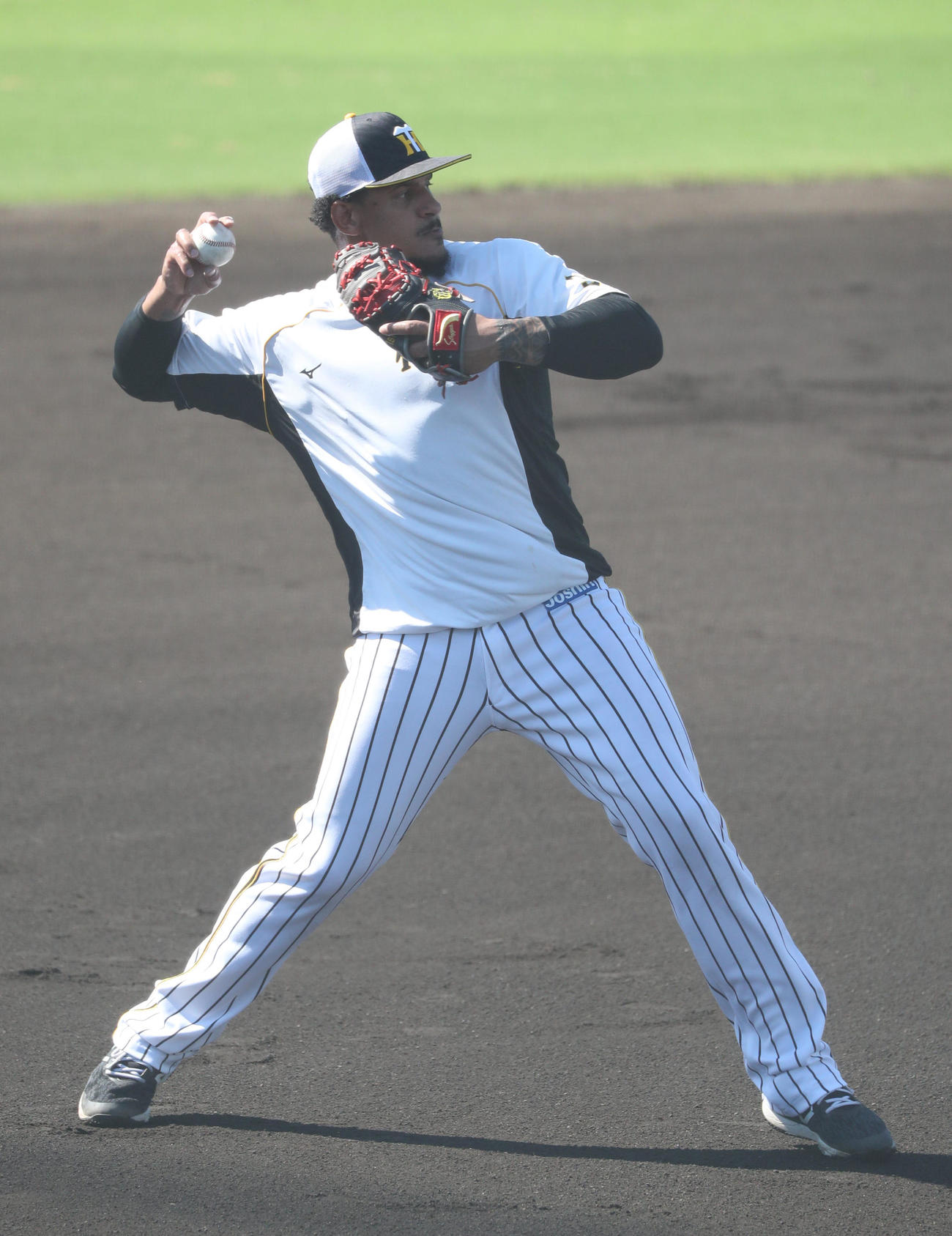 試合前の練習でノックを受け送球するマルテ＝鳴尾浜（代表撮影）