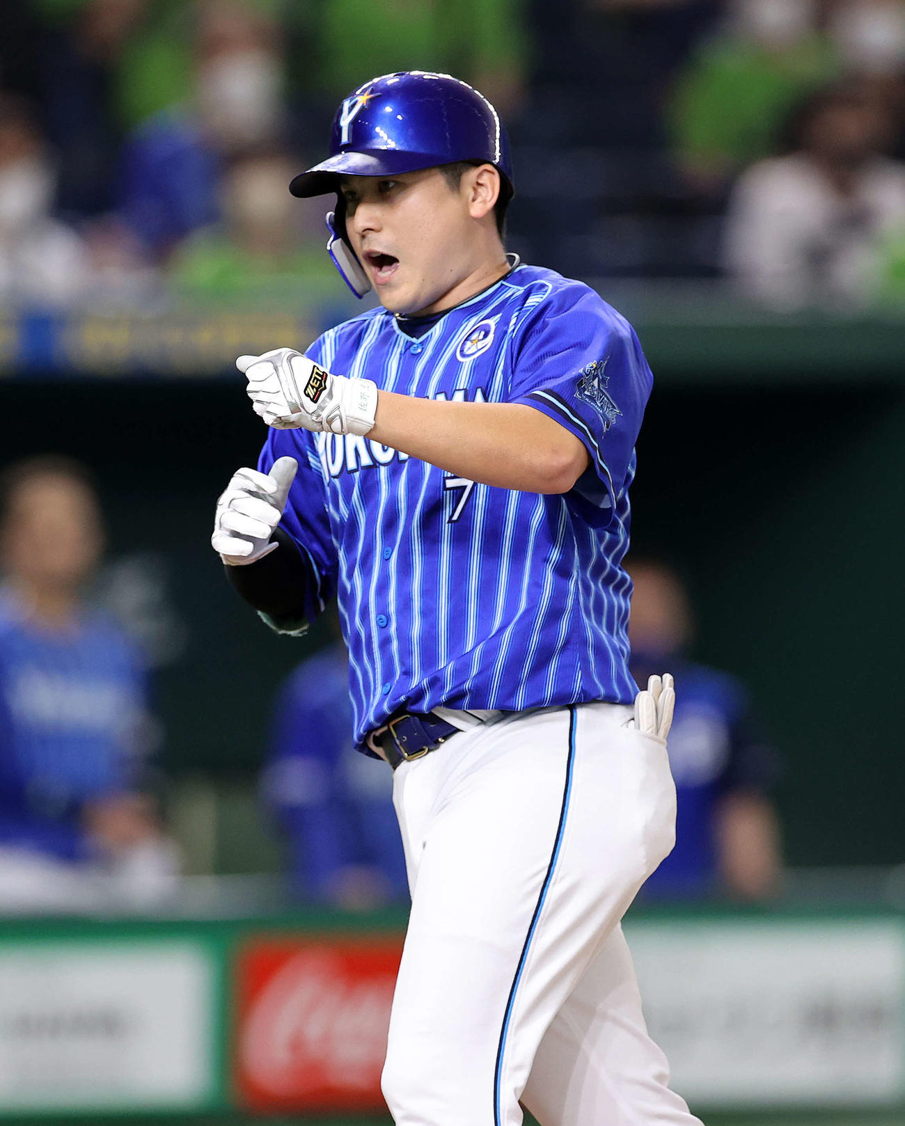 ヤクルト対DeNA 7回表DeNA無死、佐野は右越え本塁打を放ち雄たけびを上げる（撮影・鈴木正人）