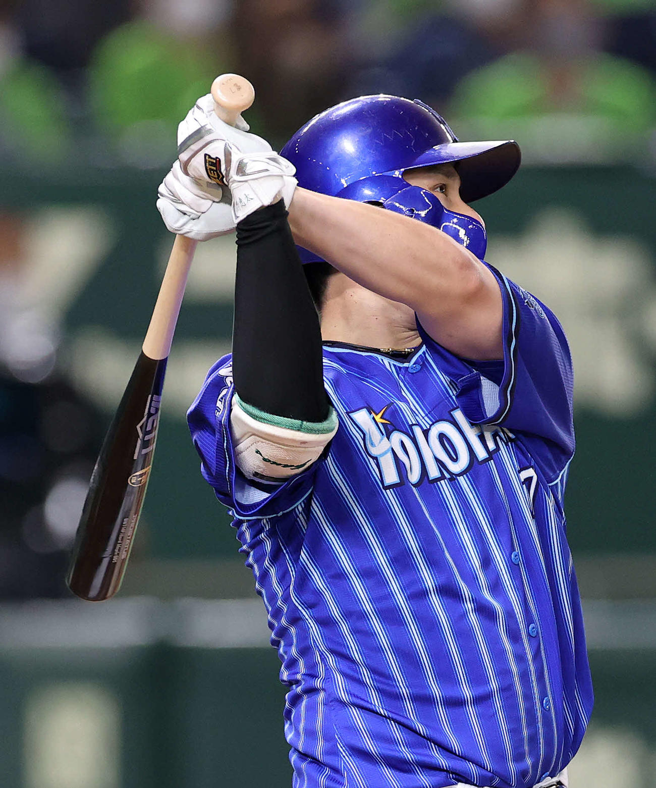 ヤクルト対DeNA 7回表DeNA無死、佐野は右越え本塁打を放つ（撮影・鈴木正人）