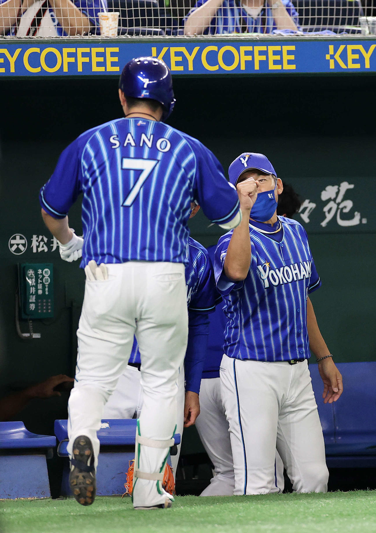 ヤクルト対DeNA 7回表DeNA無死、佐野（左）の右越え本塁打を迎える三浦監督（撮影・鈴木正人）