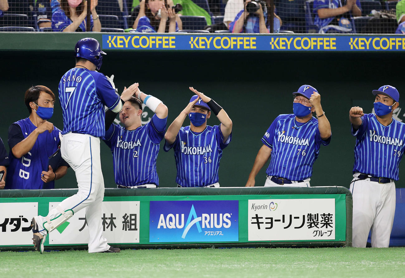 ヤクルト対DeNA 7回表DeNA無死、佐野（手前左）の右越え本塁打を迎える選手たち（撮影・鈴木正人）