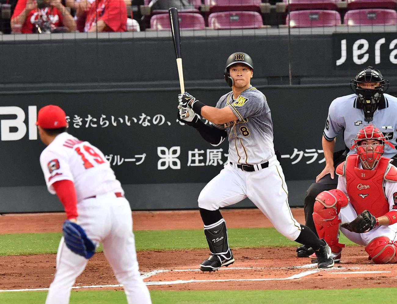 広島対阪神　1回表阪神1死一、二塁、中飛に倒れる佐藤輝（撮影・上田博志）