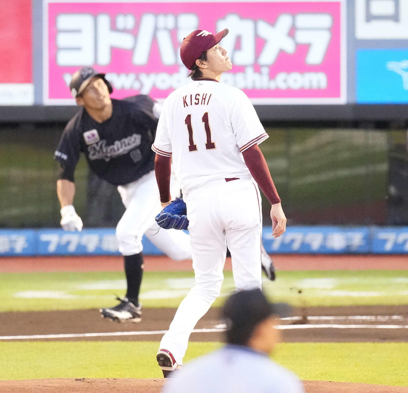 楽天対ロッテ　1回表ロッテ無死、先頭打者の荻野（後方）に左越えソロ本塁打を浴びる岸（撮影・鈴木みどり）