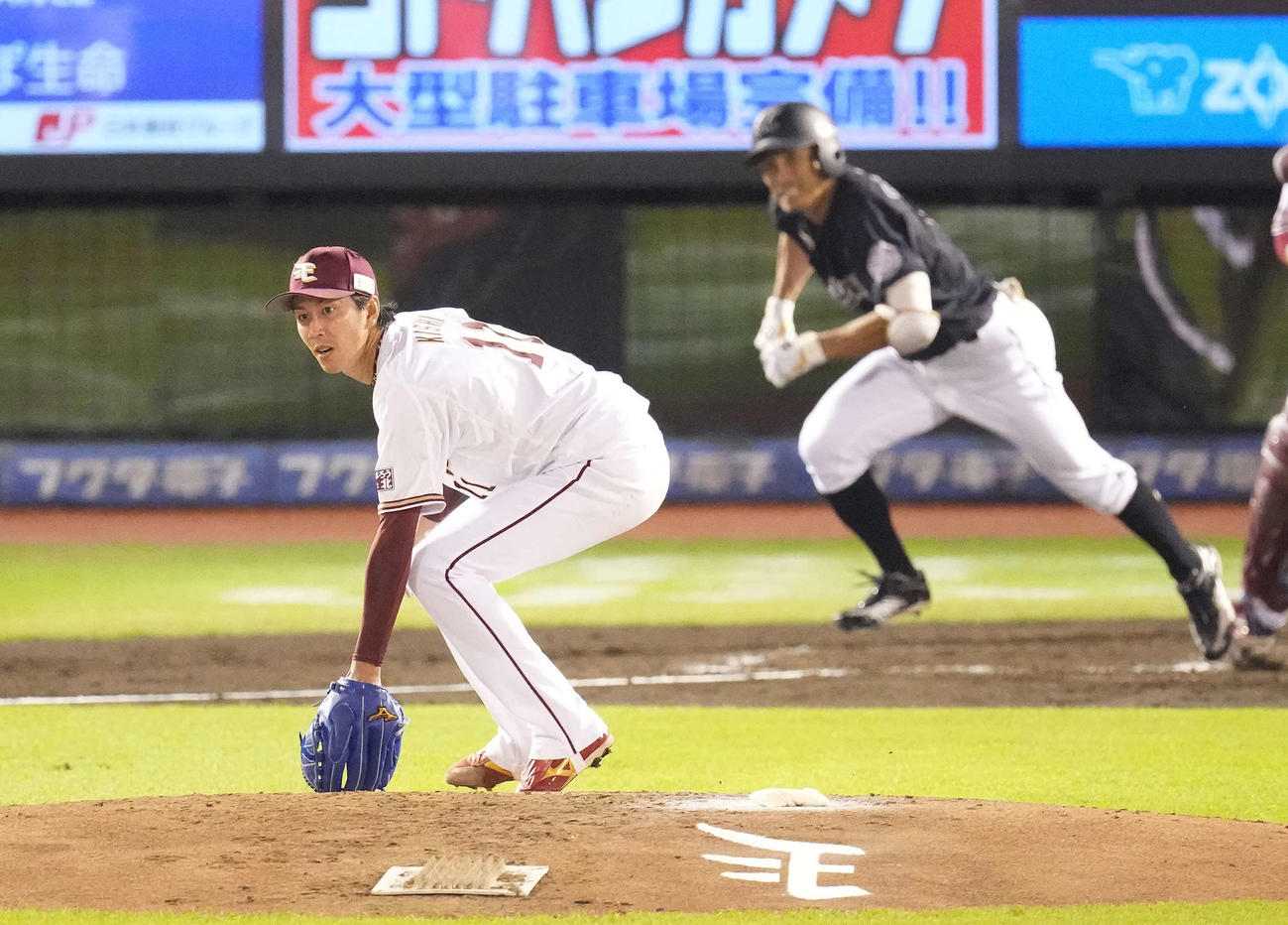 楽天対ロッテ　2回表ロッテ1死一、三塁、荻野に適時内野安打を浴びる岸（撮影・鈴木みどり）