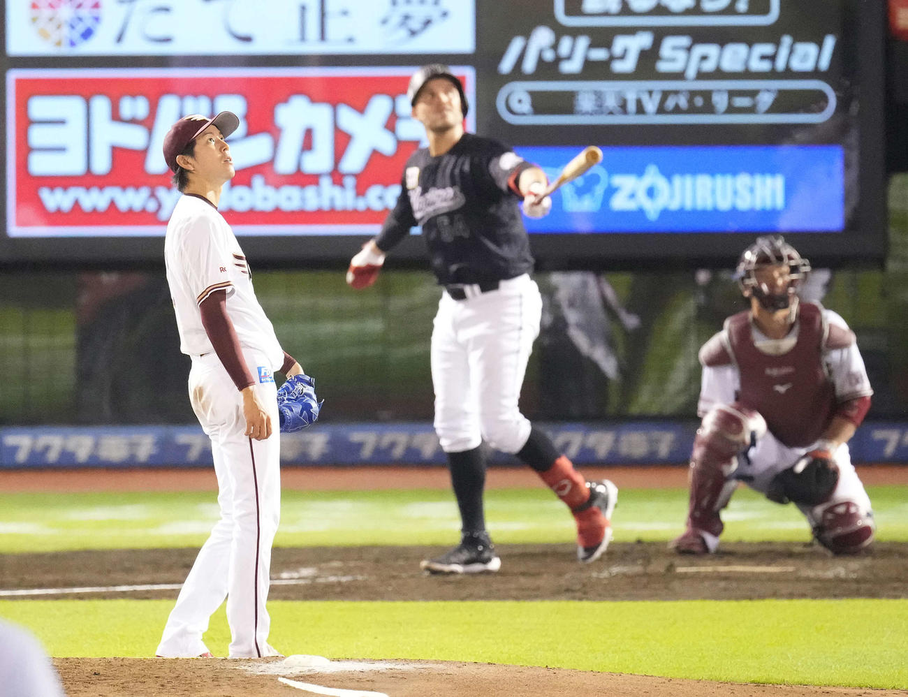 楽天対ロッテ　3回表ロッテ1死、レアードに左越えソロ本塁打を浴びる岸（撮影・鈴木みどり）