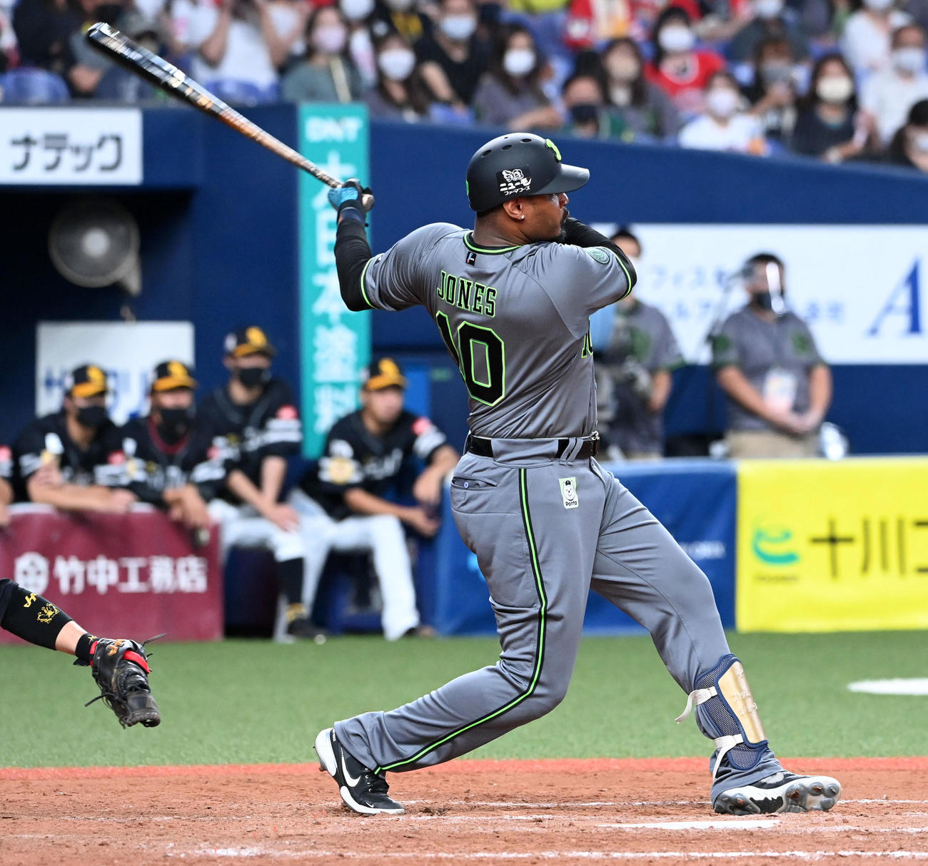 オリックス対ソフトバンク　9回裏オリックス1死一、三塁、代打のジョーンズは左前同点適時打を放つ（撮影・前岡正明）