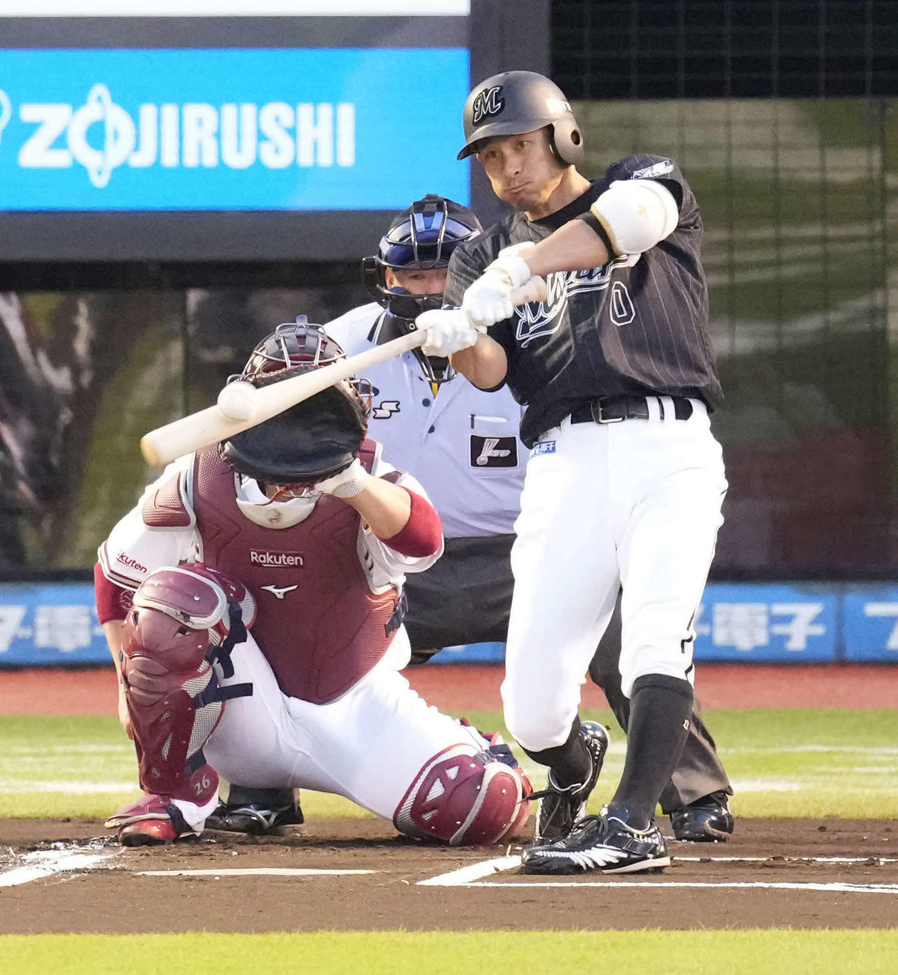 楽天対ロッテ　1回表ロッテ無死、左越えソロ本塁打を放つ荻野。投手岸（撮影・鈴木みどり）