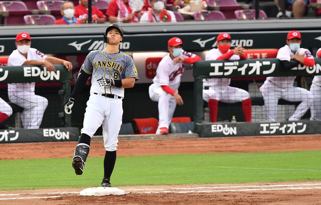 広島対阪神　1回表阪神1死一、二塁、中飛に倒れる佐藤輝（撮影・上田博志）