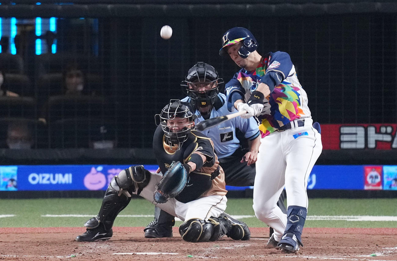 西武対日本ハム　5回裏西武1死一、二塁、中越え2点適時二塁打を放つ外崎（撮影・横山健太）