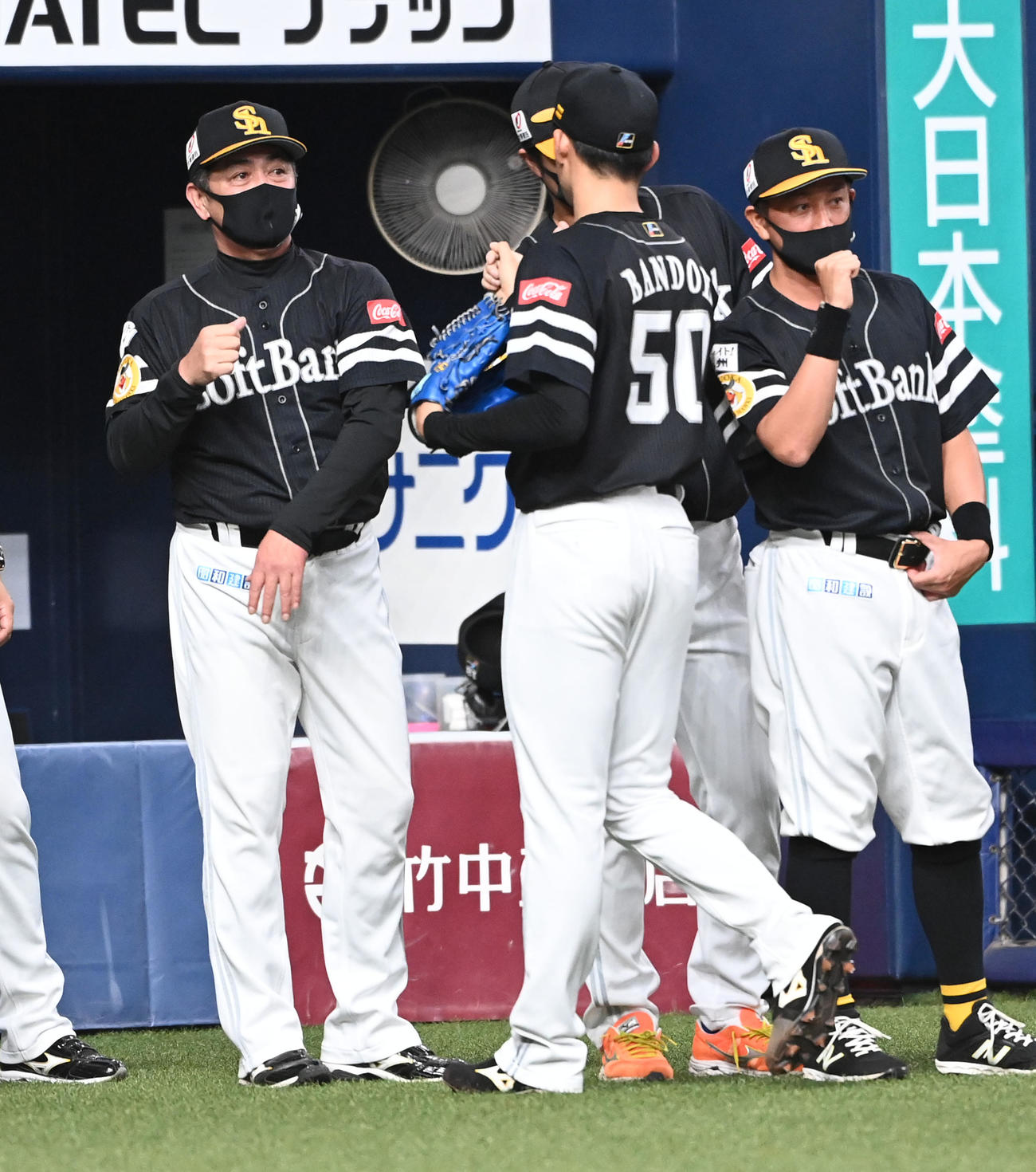 オリックス対ソフトバンク　板東（右）を迎える工藤監督（撮影・前岡正明）