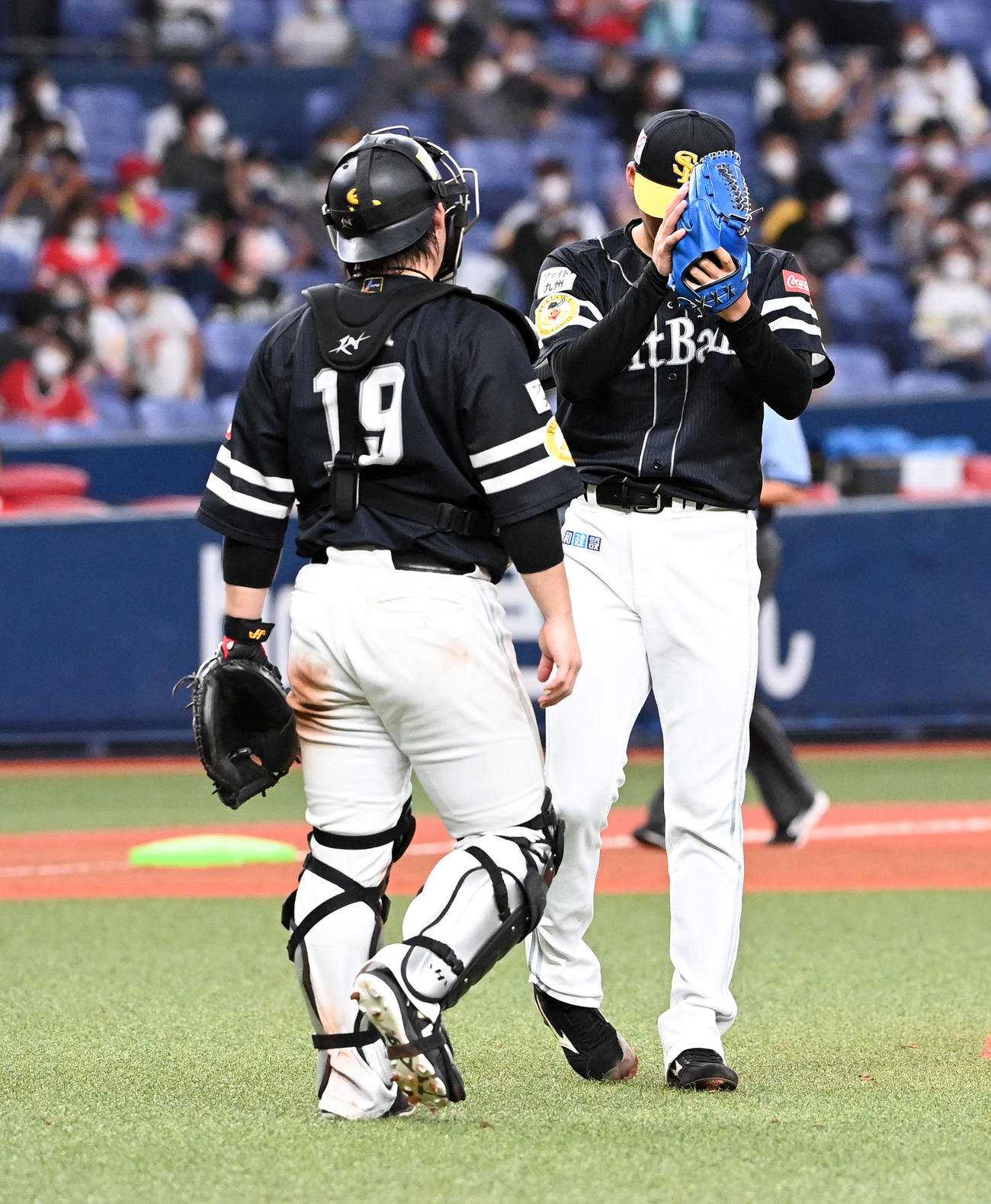 オリックス対ソフトバンク　オリックスと引き分け、同点打を打たれた板東（右）は甲斐に申し訳ない仕草を見せる（撮影・前岡正明）